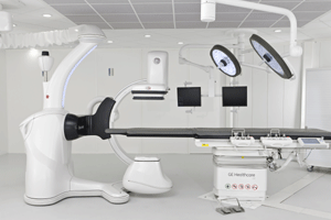 Nouveau système d'imagerie robotisé mobile (à gauche sur la photo) intégré dans un bloc chirurgical de GE Medical Systems