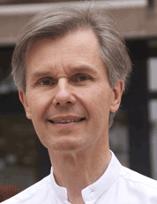 Dans mon livre, La Révolution des Cercles*, j'explique en quoi un nouvel internet va profondément modifier la façon dont les dirigeants communiquent sur leur propre entreprise. Le développement des logiciels en mode SaaS (software as a service), transforme un secteur essentiel de la vie économique : l’information sur les entreprises.