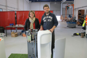 Les fondateurs de Green Creative avec le prototype de R3D3, la poubelle connectée. © Green Creative 