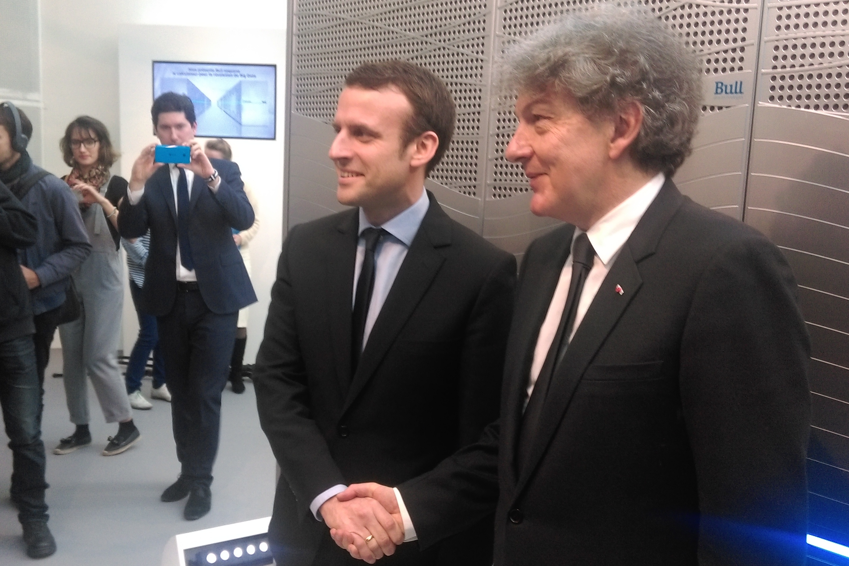 Thierry Breton, PDG d’Atos et Emmanuel Macron, ministre de l’Economie devant Bull Sequana. A puissance équivalente : un encombrement et une consommation divisés par 10 et une masse divisée par 2. ©Alliancy
