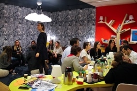 Atelier créatif chez Aviva, toutes les idées sont inscrites sur des post-it pour faire naître des territoires d’innovation.