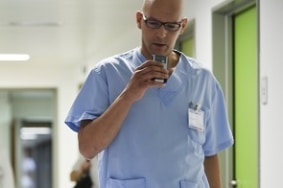 Les professionnels de santé peuvent installer la solution sur différents périphériques. ©Nuance