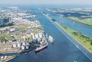 Le port de Rotterdam, le plus grand d’Europe, prend en charge 140 000 navires chaque année. ©DR