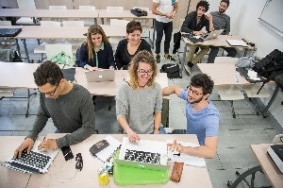 Lors des Coding Week, un mentor accompagne cinq participants.