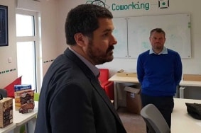 Thierry Lefort (1er plan) et Axel Mery, en charge du pilotage du Centre d’excellence (CoE) en IA de Fujitsu France, sur le Plateau de Saclay.