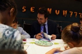 Mounir Mahjoubi et l’ISSA diffusent la culture de la sécurité numérique dès le plus jeune âge