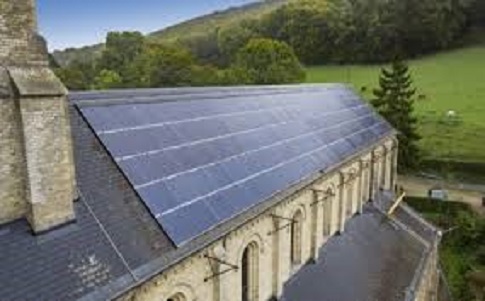 La commune de Malaunay, au nord de Rouen (Seine-Maritime) a posé 135 mètres carrés de tuiles photovoltaïques de marque FranceWatts sur le toit de l’église en premier lieu.