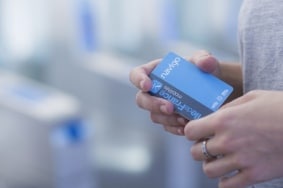 Dès le printemps 2019, le passe Navigo Easy sera lancé. Il s’agit d’un passe sans contact (à 2 euros) qui permettra de charger simultanément plusieurs titres de transport (jusqu’à 3 carnets de tickets t+, des tickets pour l’aéroport, etc.).