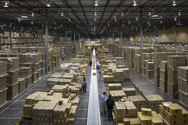 Entrepot intérieur Kuehne + Nagel (K+N). 