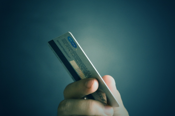 Pixpay propose aux adolescents une carte de paiement personnalisable (design customisé, choix du PIN), permettant de régler ses achats en ligne et ce, partout dans le monde.
