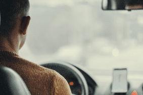 Le service est accessible 100% en ligne, depuis un mobile, sur Legalstart.fr. Les chauffeurs VTC se connectent à la plateforme et peuvent visualiser leurs démarches, leur documents juridiques et suivre leur trésorerie en temps réel.