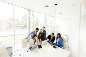 Le LiFiMAX est un plafonnier offrant une connexion internet par la lumière à 16 utilisateurs en simultané, sur 28 mètres carrés. Développé pour les entreprises, il propose une connexion sans onde radio, ultra-sécurisée et ultra-rapide. Une démonstration a lieu sur le Salon du Bourget. DR