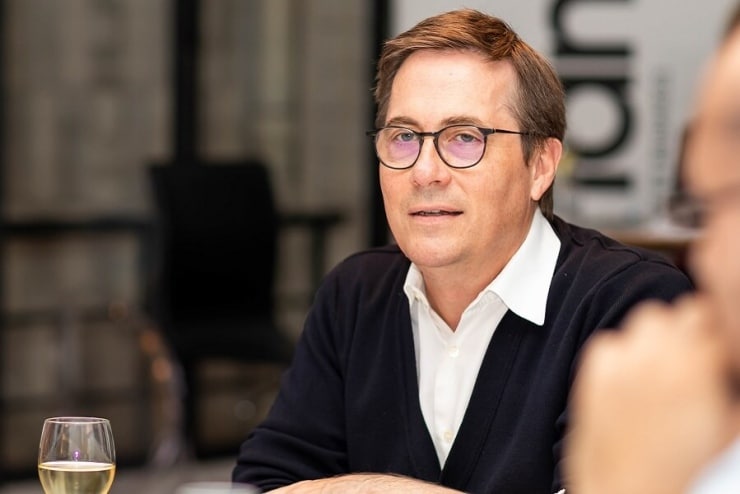 Hervé de Crevoisier, VP Information Systems France de Thales « L’activité de Thalès étant répartie entre des activités de Défense et des activités civiles, la stratégie Cloud de Thales doit particulièrement prendre en compte les aspects de sensibilité et de souveraineté des données. Le passage au cloud fait partie de la transformation digitale du groupe, et apporte de nombreuses capacités nouvelles : massive computing, amélioration de la collaboration entre pays en utilisant des standards communs fournis par le cloud, capacité de développer des services fondés sur des data partagées par des plateformes collaboratives, capacité d’innovation et d’agilité. Dans le domaine des activités civiles au sein de la DSI, la stratégie est désormais le « cloud first ». Dans le domaine de défense, la stratégie est plus nuancée et complexe.   Le passage au cloud change la donne en terme de rôle de la DSI : les métiers peuvent acheter directement des solutions en SaaS, et le rôle de la DSI devient un rôle de conseil et de prescripteur sur l’achat de services cloud, en prenant en compte la sécurité, les aspects financiers, l’intégration au reste du système d’information. Si la DSI ne se rapproche pas des métiers pour participer en amont aux décisions stratégiques de services digitaux, le déploiement du cloud se fera ailleurs dans l’organisation. Par ailleurs, le domaine du cloud et du digital nécessite une nouvelle culture dans nos équipes, proche de celle des nouvelles générations « Digital Natives ».