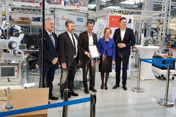 La cérémonie a eu lieu à Sarrebruck au laboratoire d’innovation Power4Production, en présence du Ministre-Président du Land de Sarre, M. Tobias Hans, et de Mme. Heike Raab, Secrétaire d’Etat, représentante du Land de Rhénanie-Palatinat auprès du gouvernement fédéral pour l’Europe, les médias et le numérique.