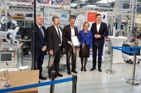 La cérémonie a eu lieu à Sarrebruck au laboratoire d’innovation Power4Production, en présence du Ministre-Président du Land de Sarre, M. Tobias Hans, et de Mme. Heike Raab, Secrétaire d’Etat, représentante du Land de Rhénanie-Palatinat auprès du gouvernement fédéral pour l’Europe, les médias et le numérique.