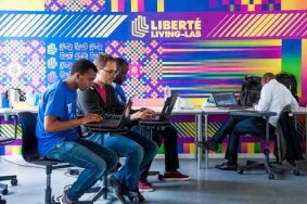 Doté d'un espace de 2000m2, le LLL réunit un collectif pluridisciplinaire de 200 résidents français et internationaux aux profils variés : ONG, startups tech d'intérêt général, équipes de grandes entreprises, missions de service public, économistes, chercheurs, designers et data scientists.