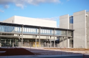 L'université Paris-Saclay compte 48 000 étudiants, 8 100 enseignants-chercheurs et 8 500 personnels techniques et administratifs.