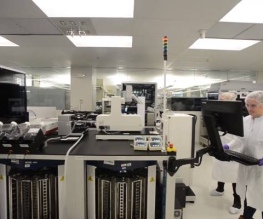 Le laboratoire de biotechnologies Moderna a développé la plateforme Drug Design Studio qui se sert de l'intelligence artificielle pour automatiser les étapes de production d’un vaccin / Source Youtube