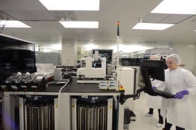 Le laboratoire de biotechnologies Moderna a développé la plateforme Drug Design Studio qui se sert de l'intelligence artificielle pour automatiser les étapes de production d’un vaccin / Source Youtube