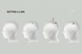 Mesurant 23mm de largeur et 8mm d’épaisseur, la puce développée par Neuralink pourra selon Elon Musk être implantée dans nos cerveaux pour nous guérir ou nous “augmenter” // Source : Neuralink