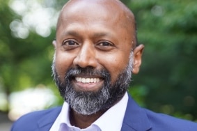 Navi Radjou a théorisé et diffusé le concept d'innovation frugale en 2015, lorsqu'il publie avec Jaideep Prabhu l'ouvrage "L'innovation frugale : Comment faire mieux avec moins".