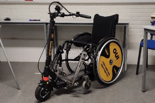 Omni, fixation universelle pour motoriser un fauteuil roulant en l'attachant à une trottinette électrique. Le projet accompagné par l’incubateur a remporté l’année dernière le Grand Prix du Concours Lépine.