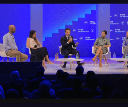 @wassiniazirar Emmanuel Macron sur la scène de Vivatech en présence de 4 jeunes entrepreneurs