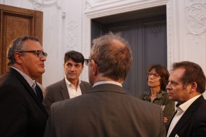 Le DSI du Groupe Thales Christophe Huerre à gauche échange avec les participants réunis lors de la rencontre Whats Next CIO