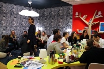 Atelier créatif chez Aviva, toutes les idées sont inscrites sur des post-it pour faire naître des territoires d’innovation.