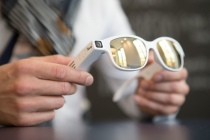 Tikaway veut faire de ses lunettes un "Skype mains libres" pensé pour le secteur de l'industrie. ©DR