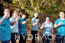 L'équipe d'Hydrao a conçu un pommeau de douche connecté qui permet de surveiller la consommation d’eau en temps réel grâce à son application mobile et aux coloris qui changent en fonction du volume d’eau utilisé. ©Hydrao