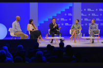 @wassiniazirar Emmanuel Macron sur la scène de Vivatech en présence de 4 jeunes entrepreneurs